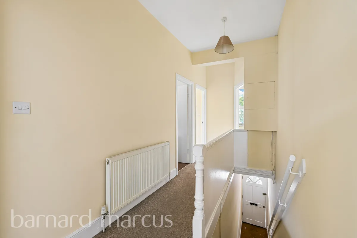 Flat Salterford Road in Greater London
