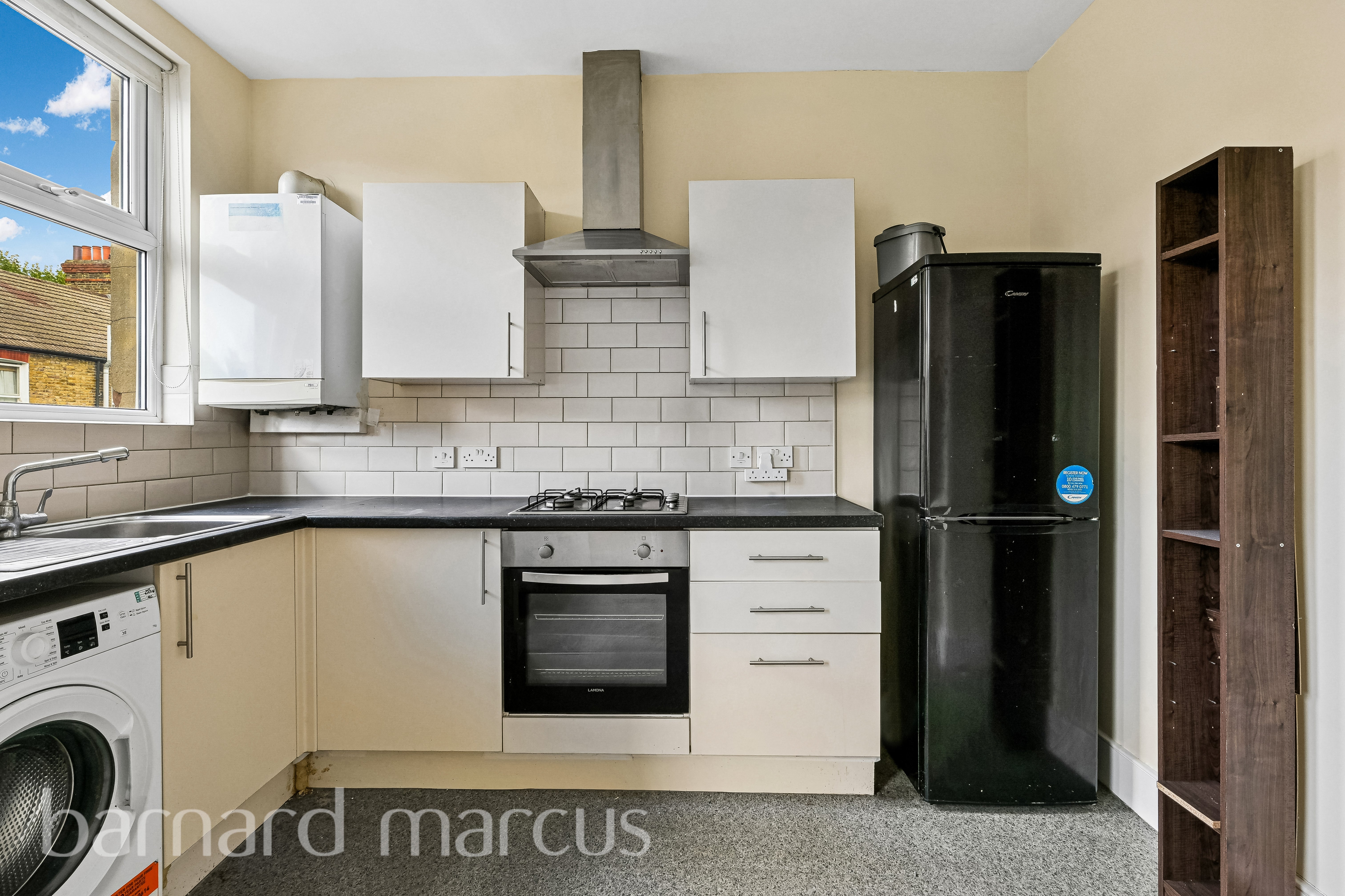 Flat Salterford Road in Greater London