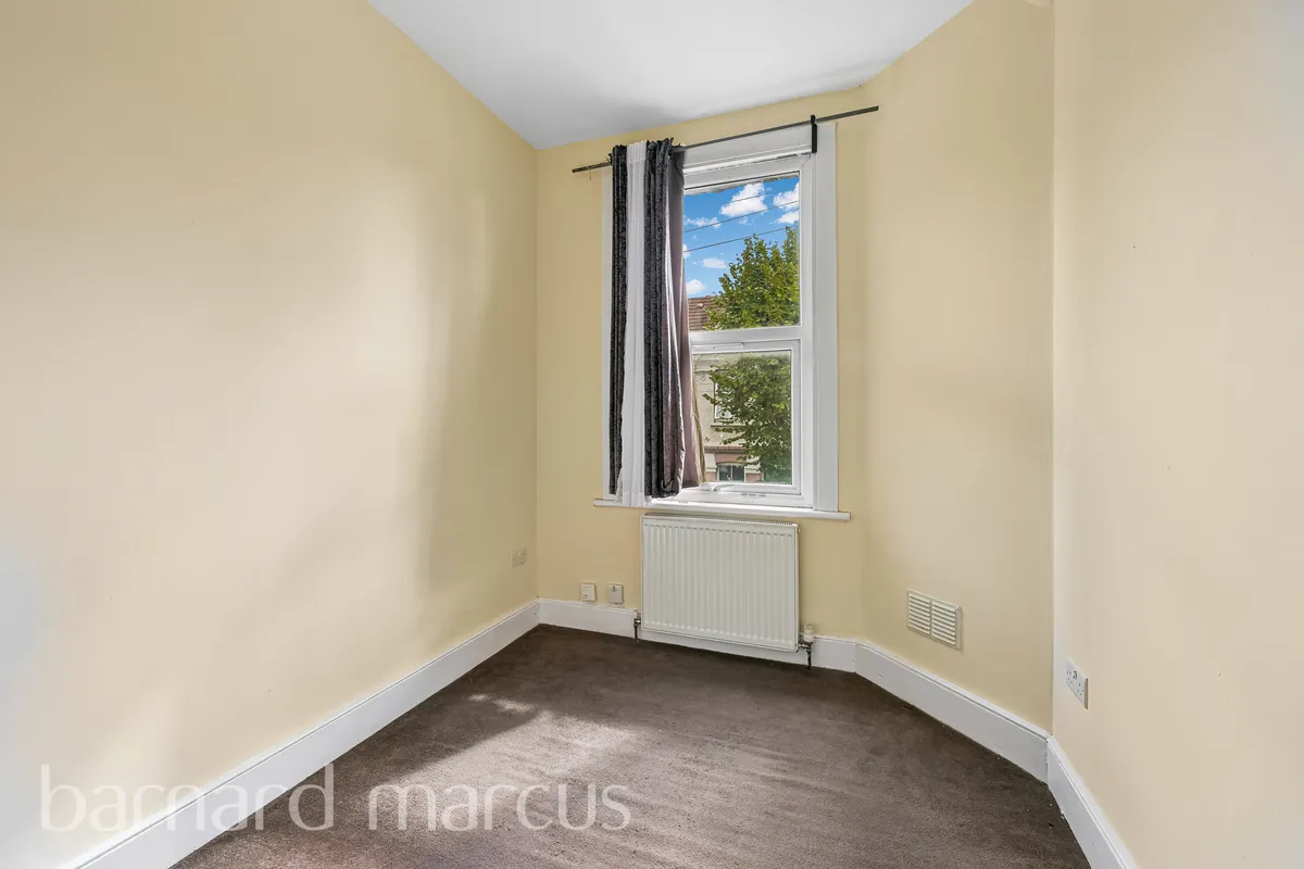 Flat Salterford Road in Greater London