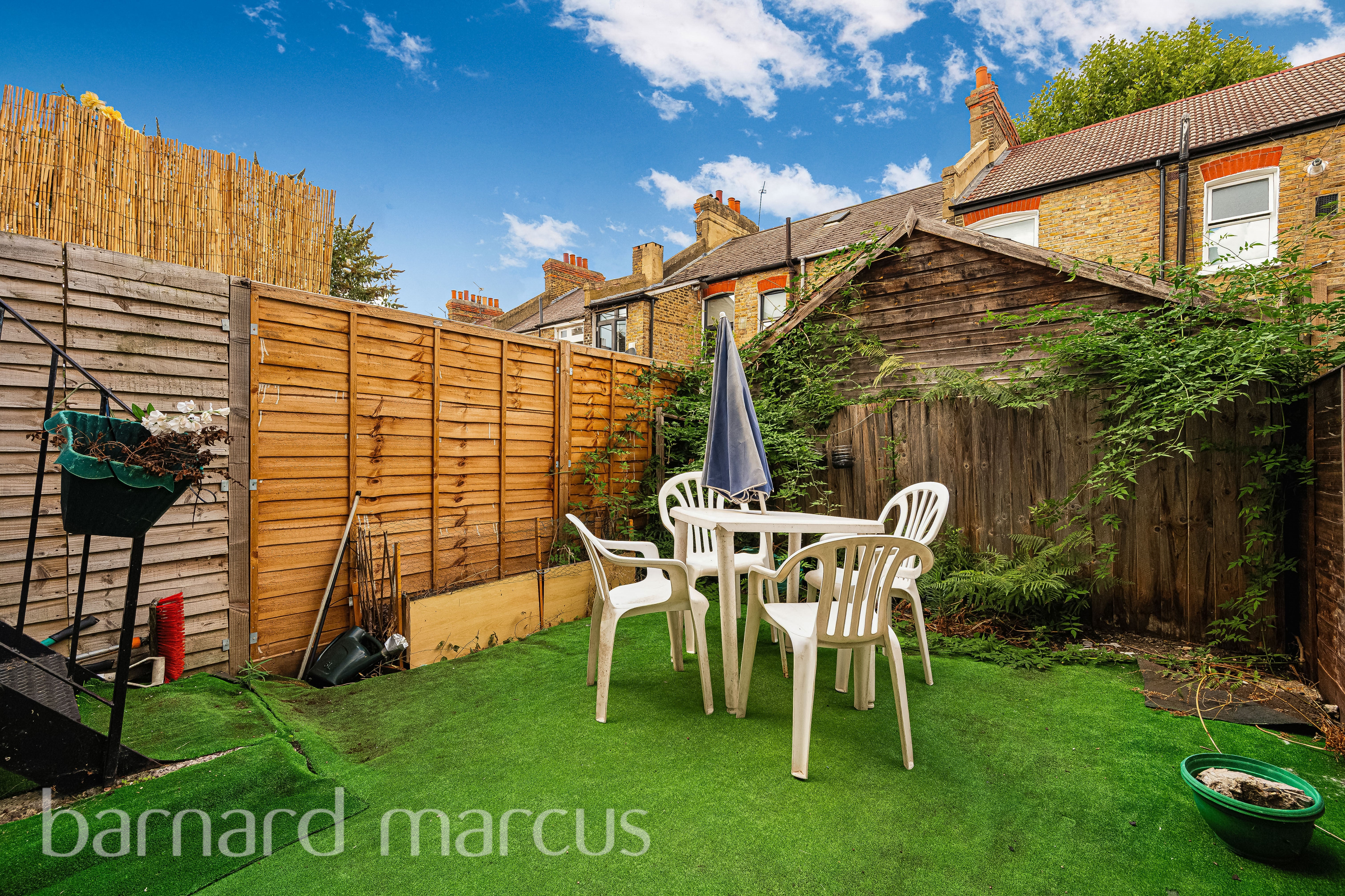 Flat Salterford Road in Greater London