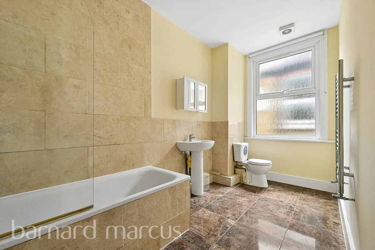 Flat Salterford Road in Greater London