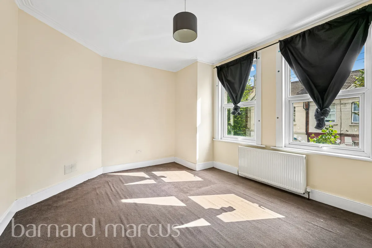 Flat Salterford Road in Greater London