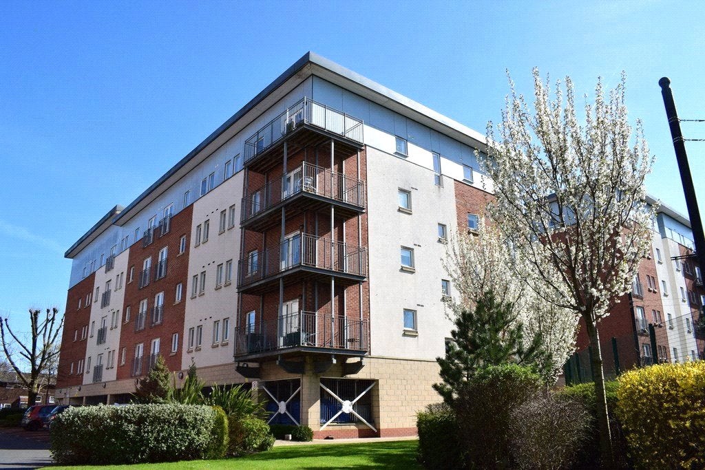 Flat Elmira Way in Salford