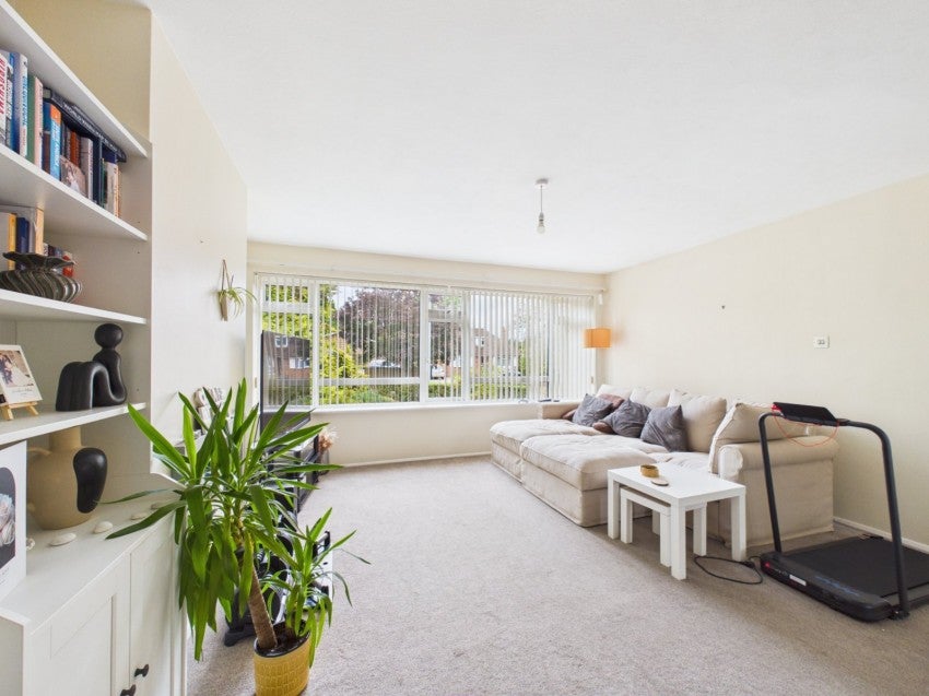 Flat Chalfont Avenue in Little Chalfont