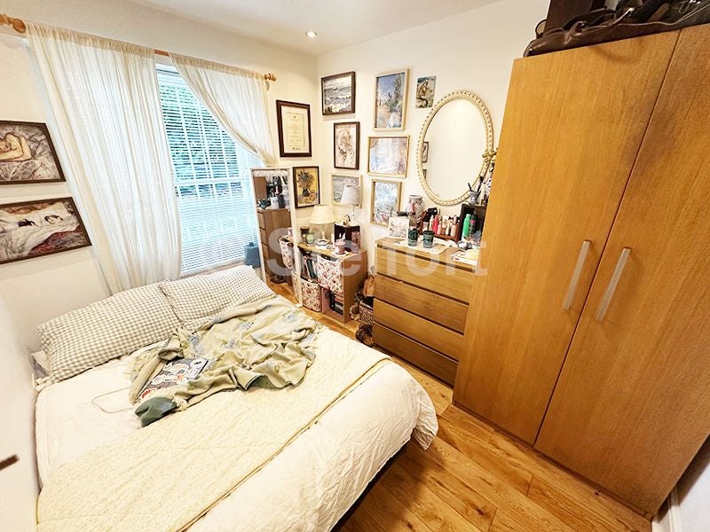 Flat Hartham Road in Greater London