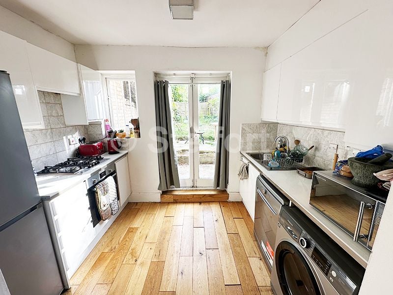 Flat Hartham Road in Greater London