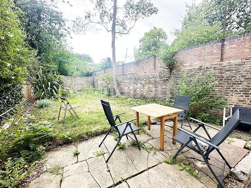 Flat Hartham Road in Greater London