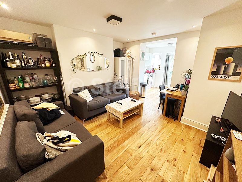 Flat Hartham Road in Greater London