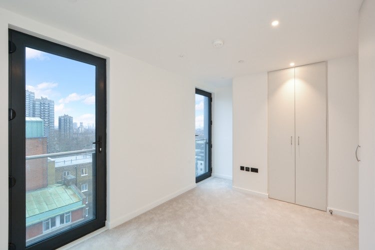 Flat Dock Street in Greater London