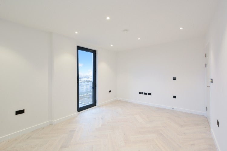 Flat Dock Street in Greater London