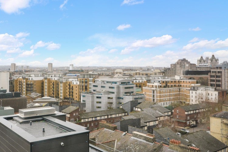 Flat Dock Street in Greater London