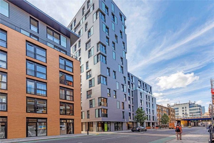 Flat Dock Street in Greater London