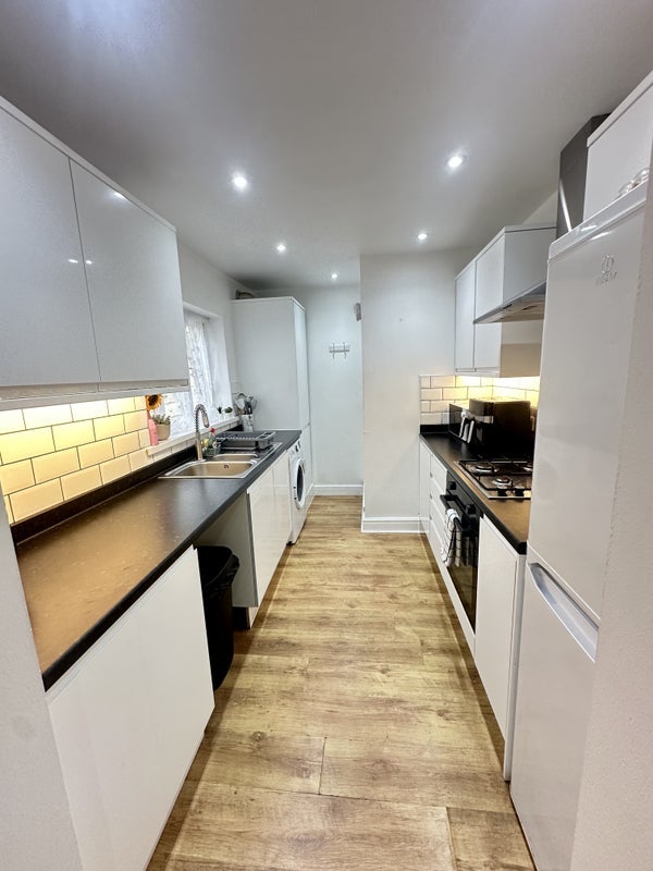 Room Mayo Road in Greater London