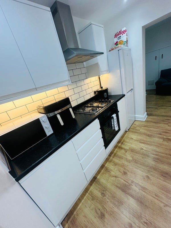 Room Mayo Road in Greater London