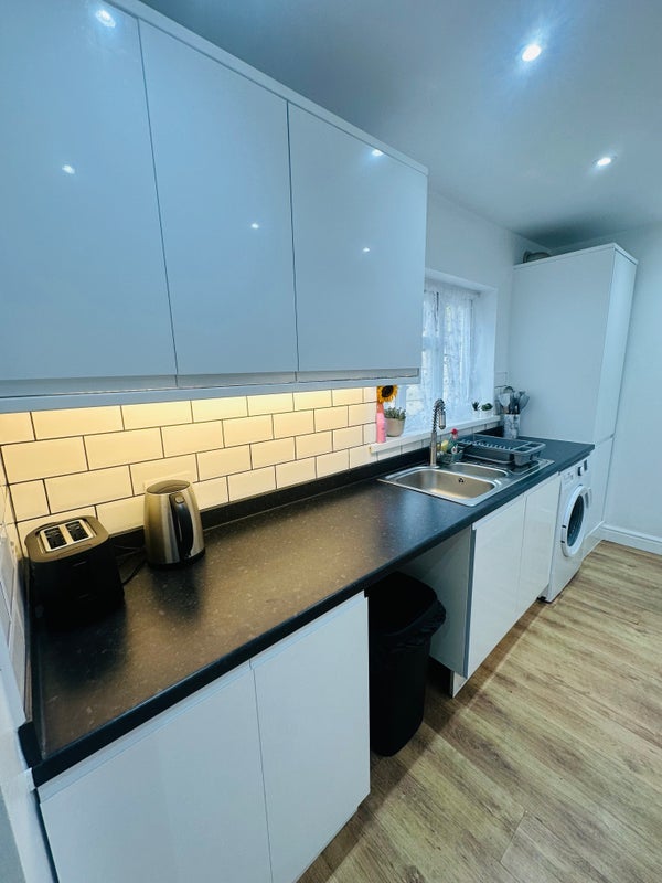 Room Mayo Road in Greater London