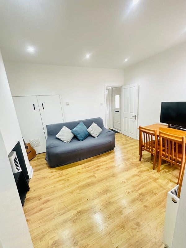 Room Mayo Road in Greater London