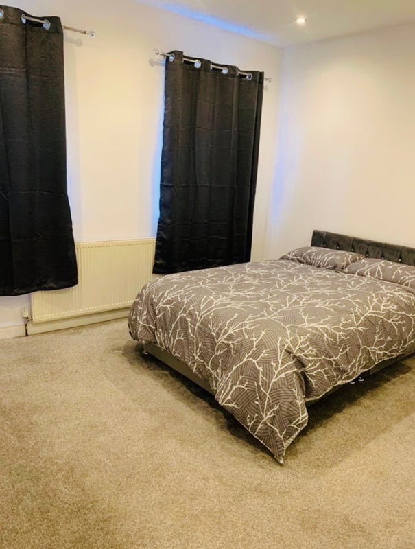 Room Mayo Road in Greater London