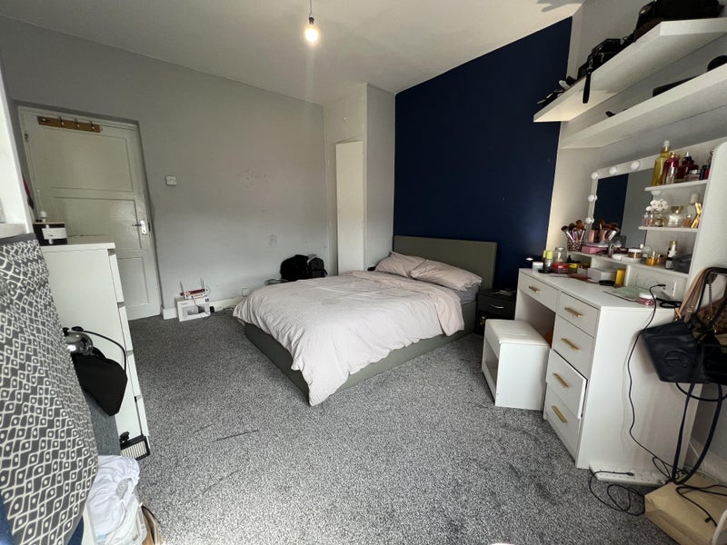 Flat Barnfield Road in Greater London