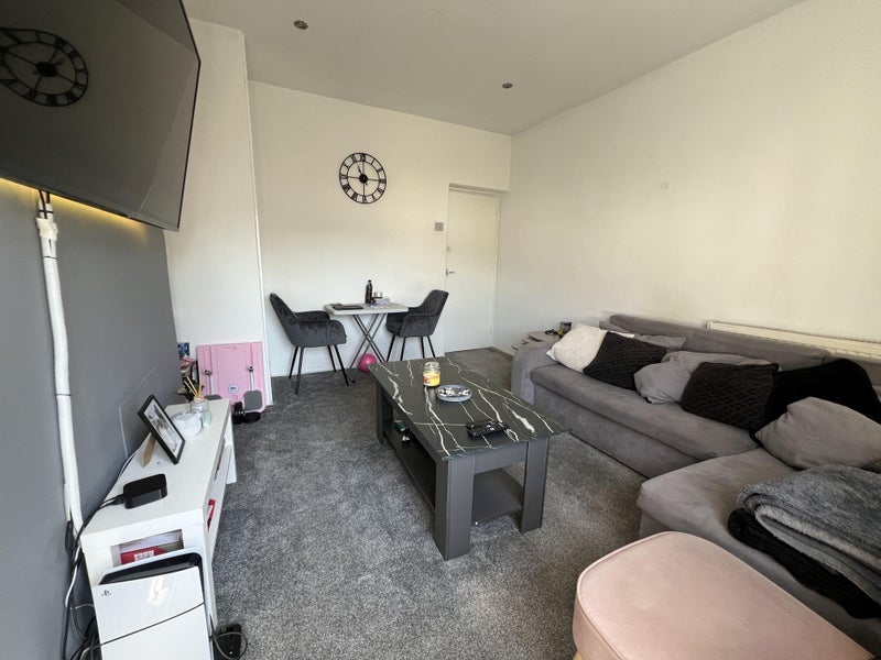 Flat Barnfield Road in Greater London