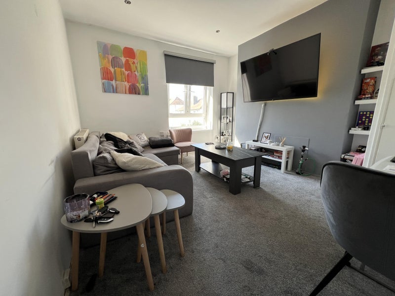 Flat Barnfield Road in Greater London