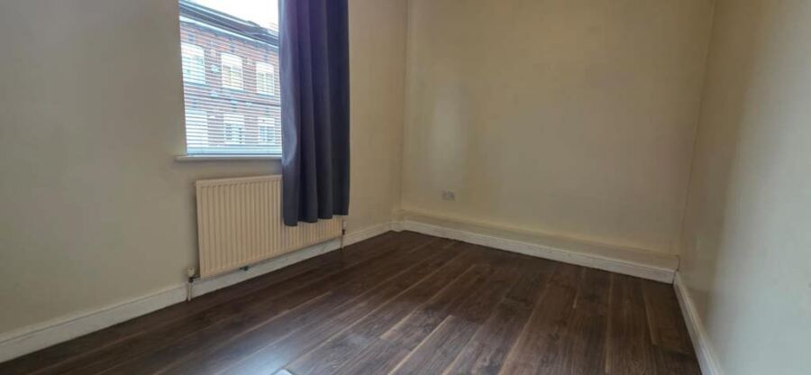 Flat Laurel Place in Leeds