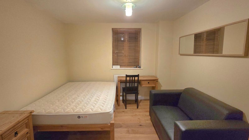 Flat Pageant Crescent in Greater London