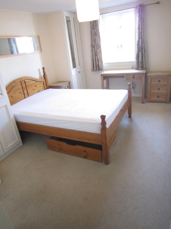 Flat Pageant Crescent in Greater London