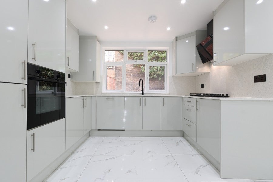 Flat Kingsgate Road in Greater London