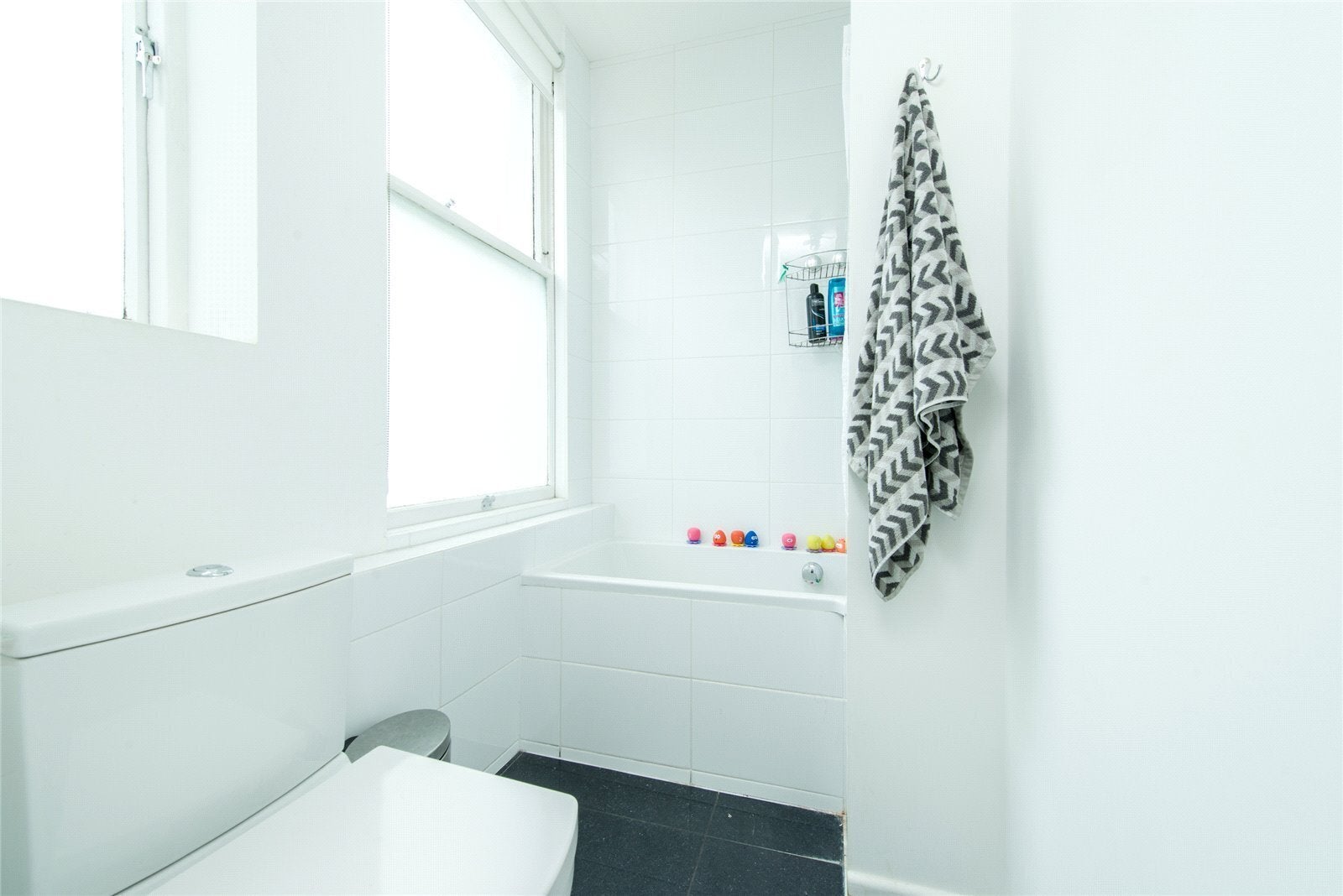 Flat Walpole Gardens in Greater London