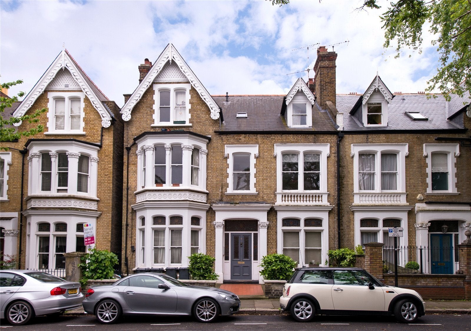 Flat Walpole Gardens in Greater London