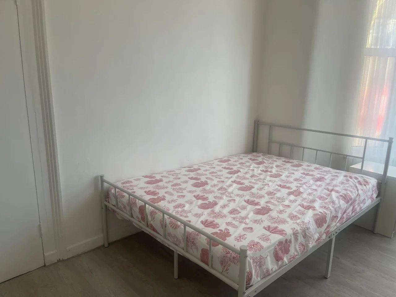 Room Barking Road in Greater London