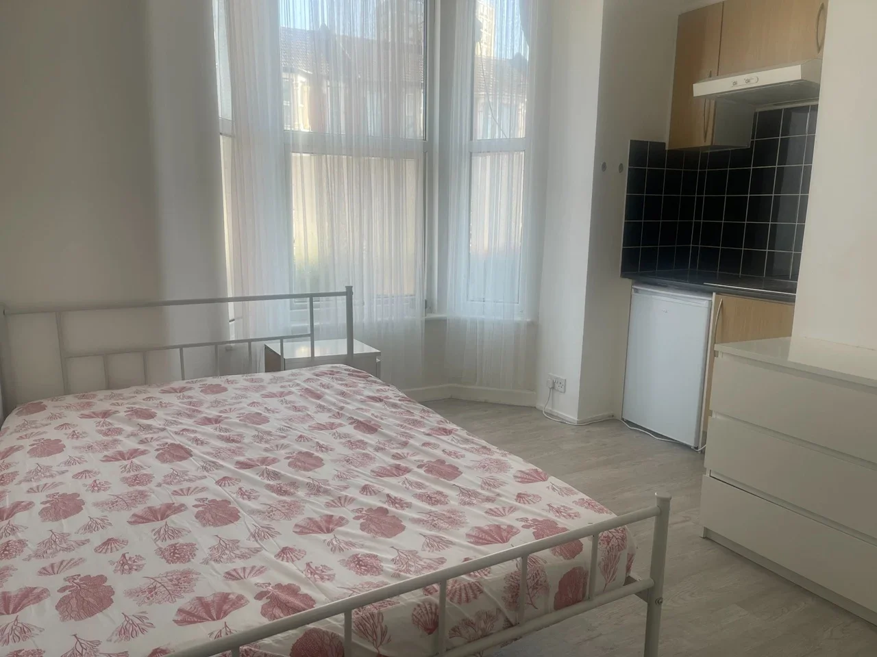 Room Barking Road in Greater London