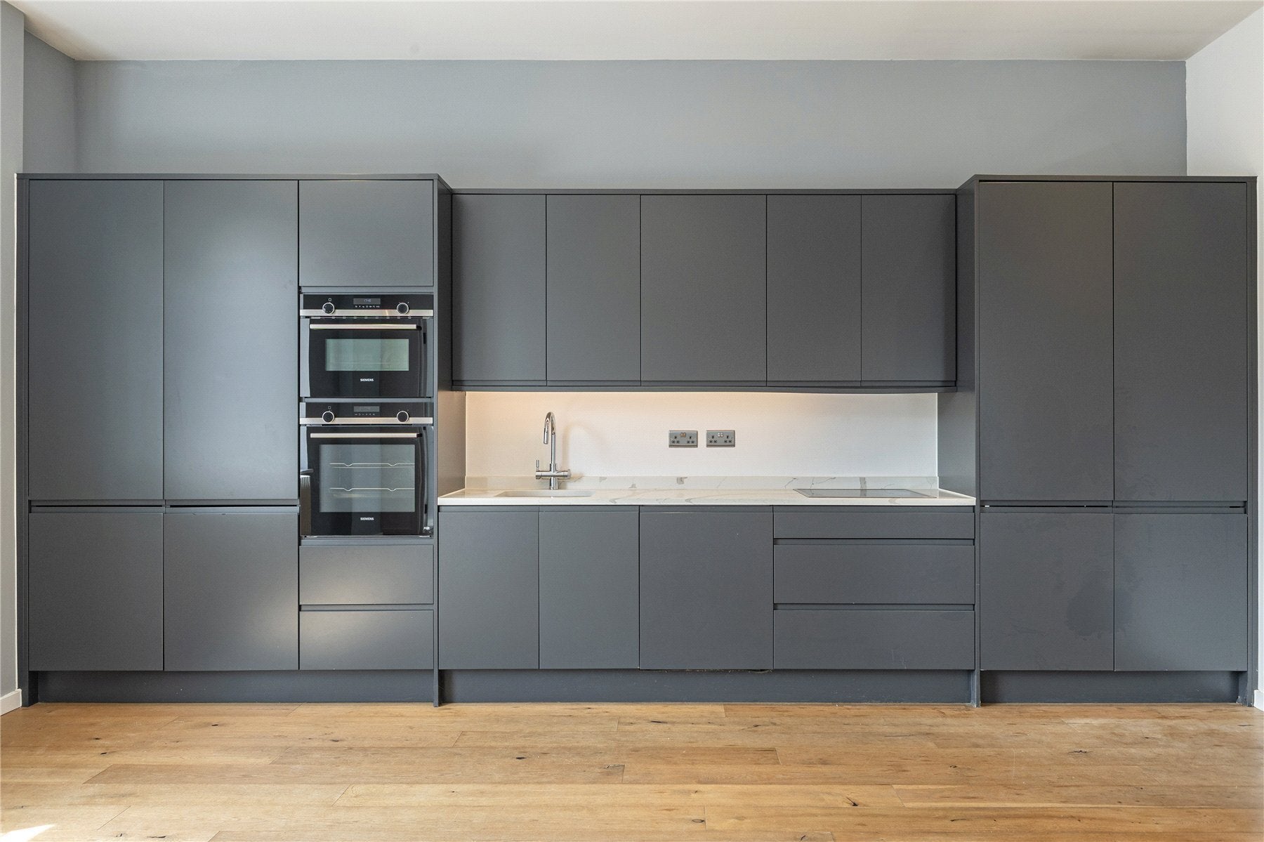 Flat Parkgate Road in Greater London