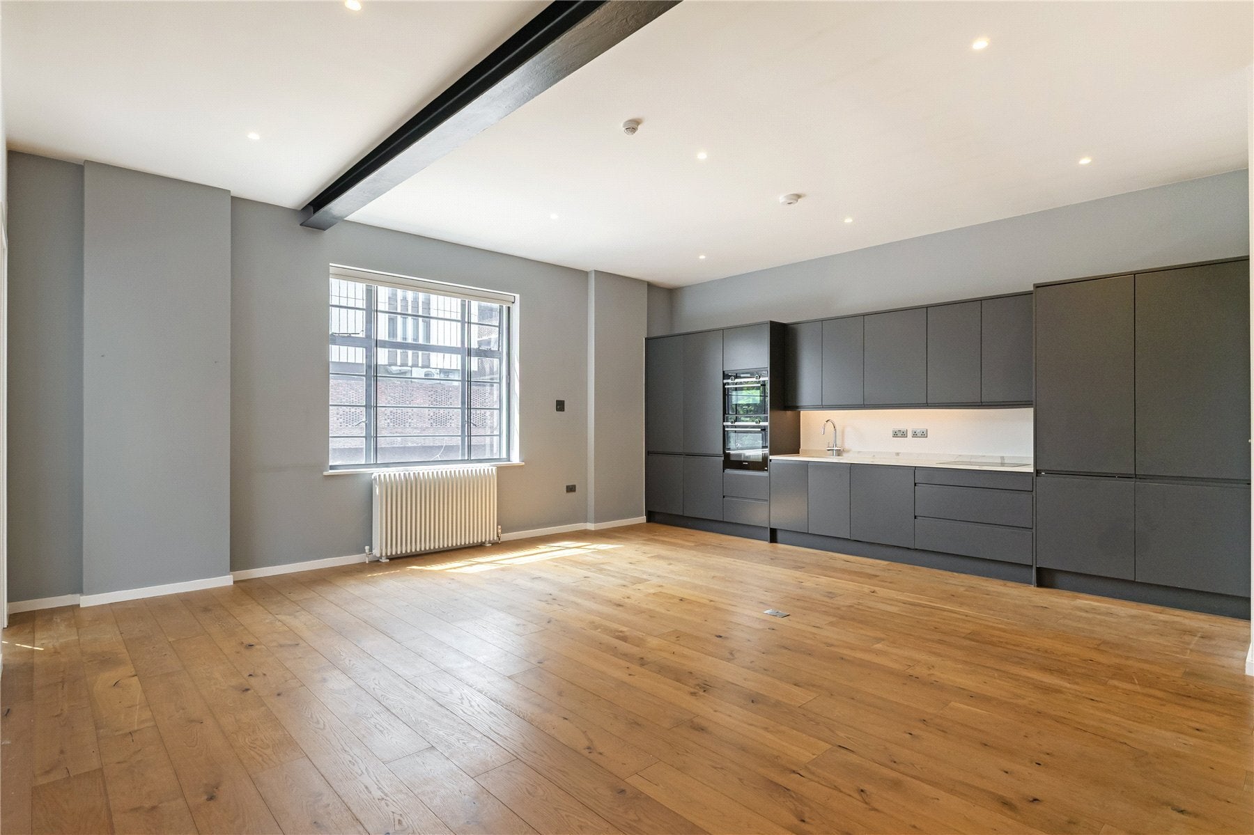 Flat Parkgate Road in Greater London