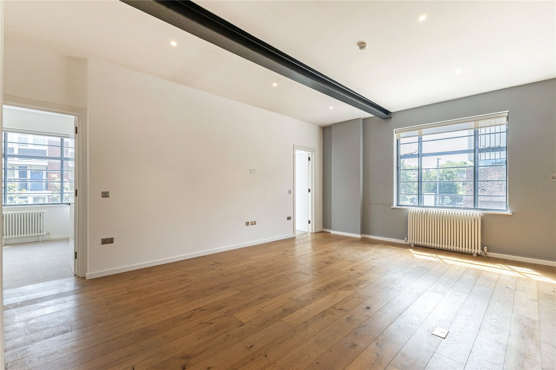 Flat Parkgate Road in Greater London