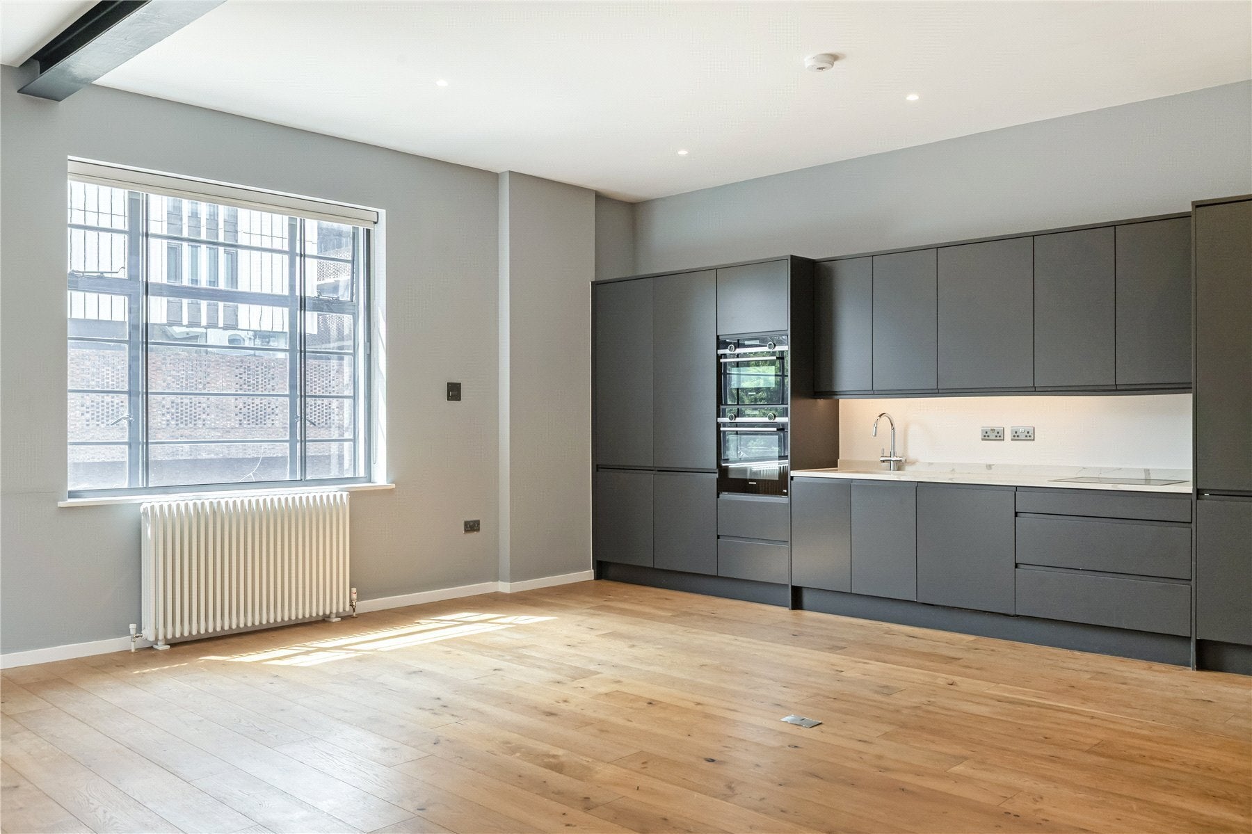 Flat Parkgate Road in Greater London