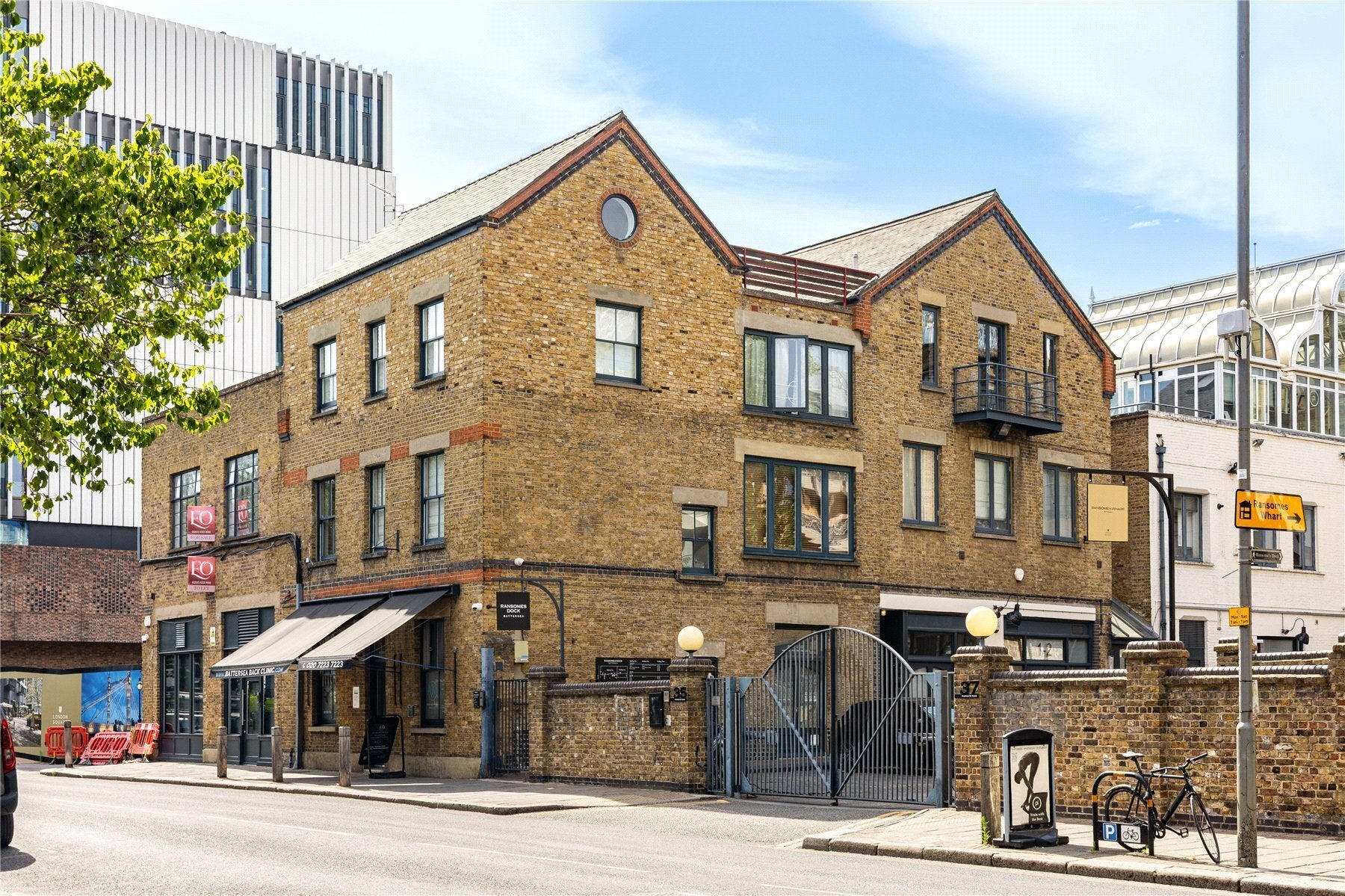 Flat Parkgate Road in Greater London