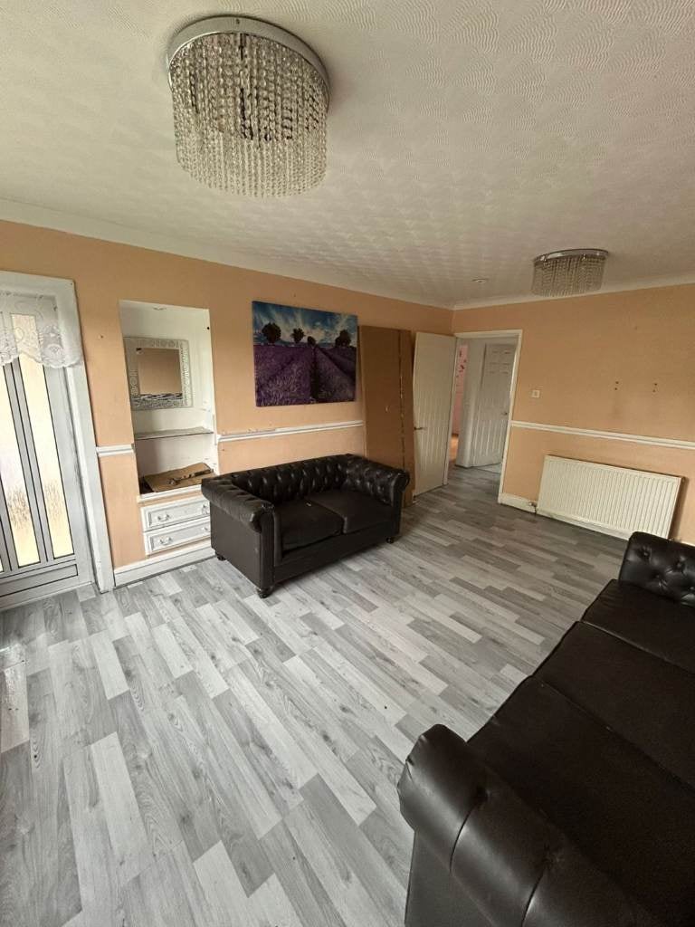 Room Lethamhill Road in Glasgow