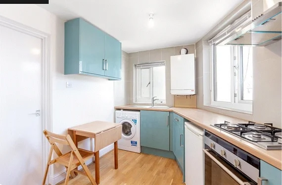 Flat Askew Road in Greater London