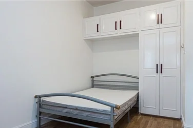Flat Askew Road in Greater London