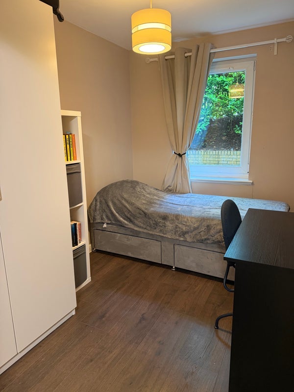 Room Kirkton Avenue in Glasgow