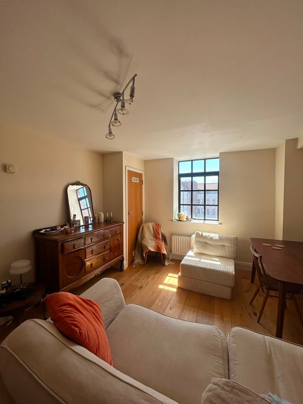 Flat Norfolk Avenue in Bristol