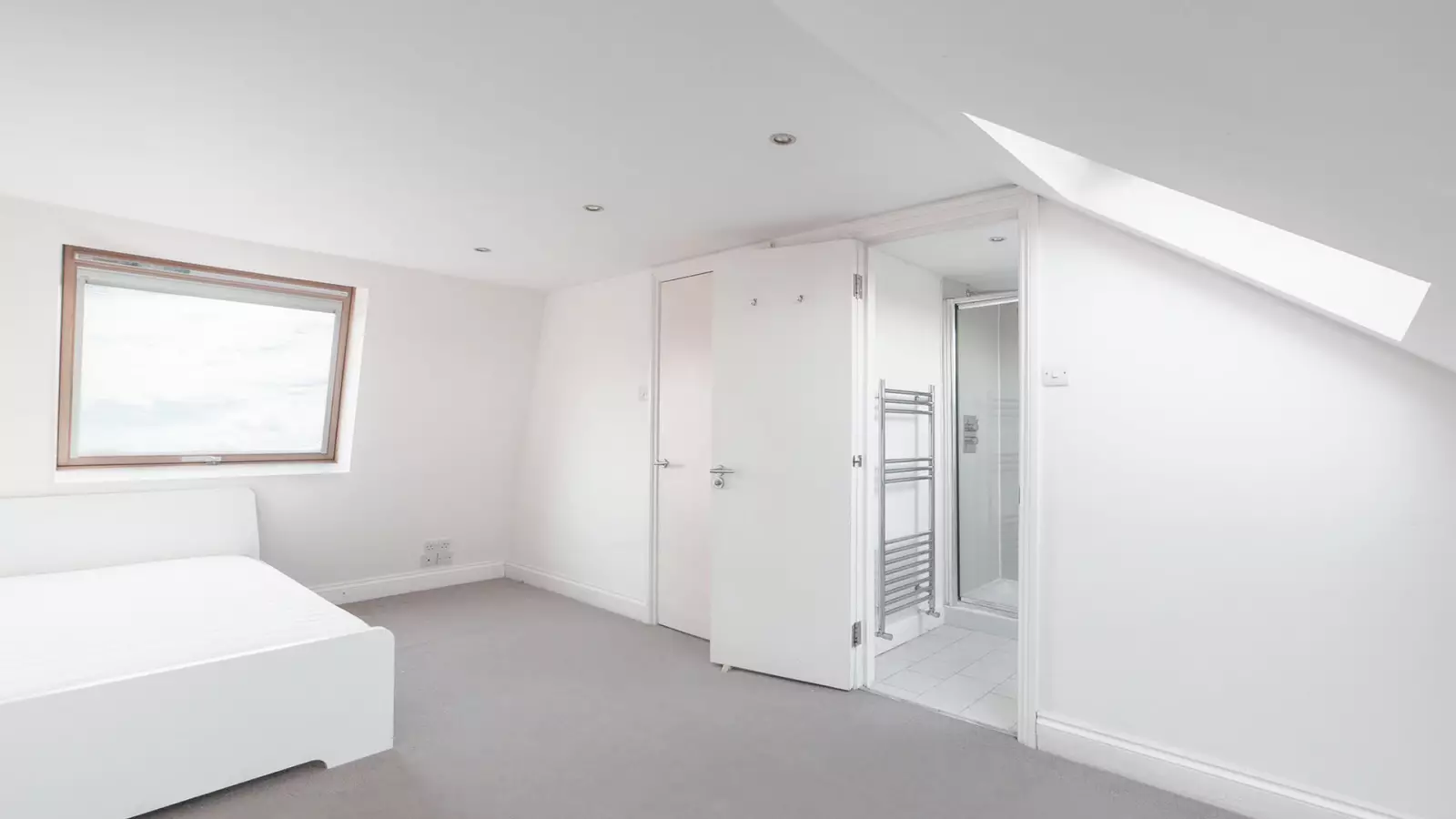 Flat Rosaville Road in Greater London