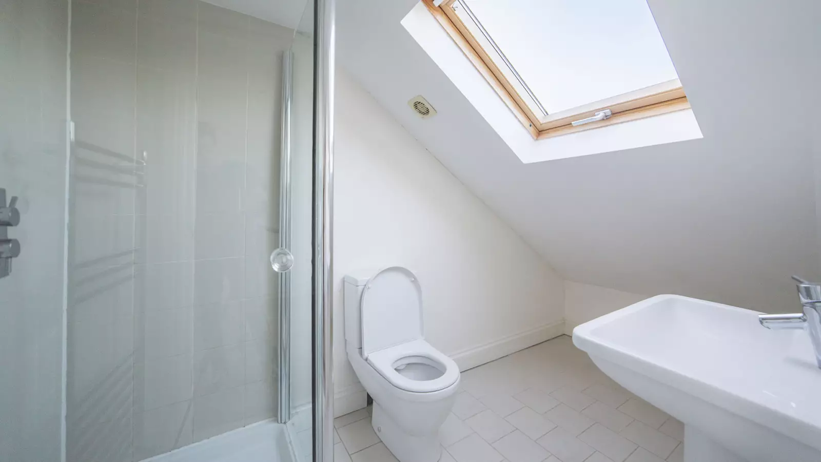 Flat Rosaville Road in Greater London