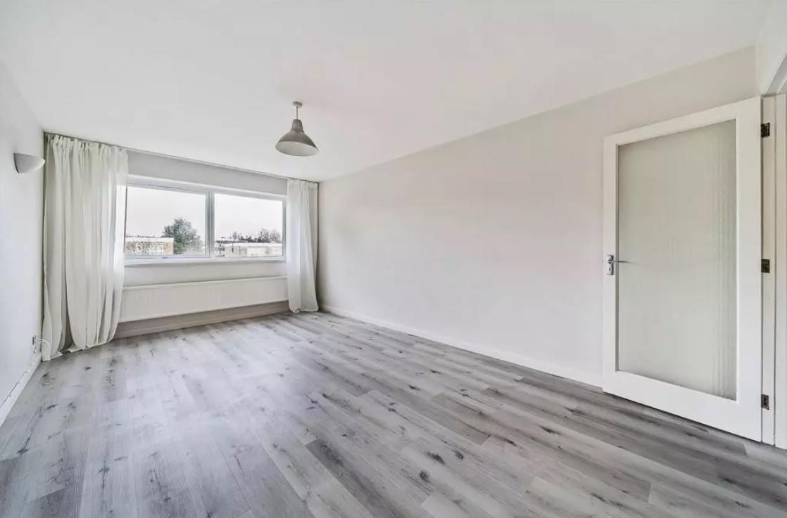 Flat Bromley Grove in Greater London