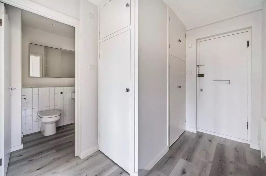 Flat Bromley Grove in Greater London