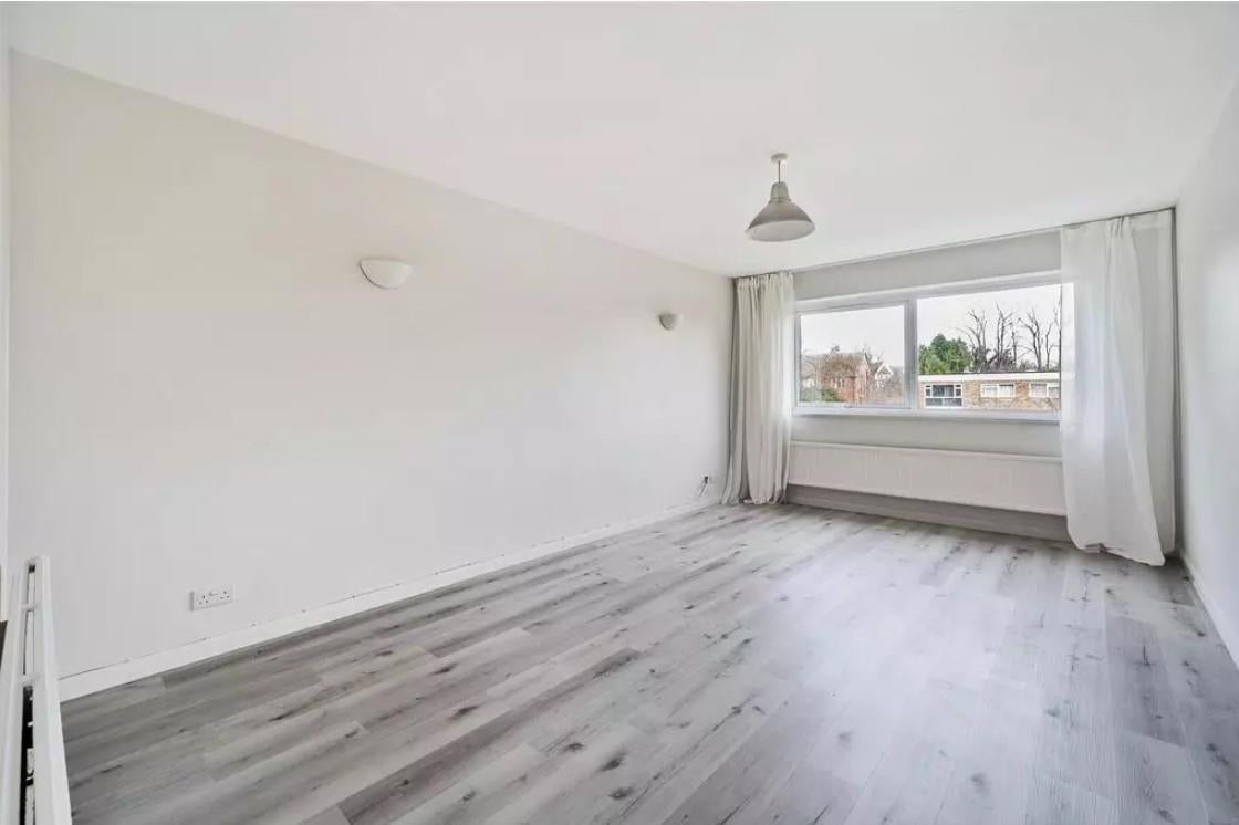 Flat Bromley Grove in Greater London