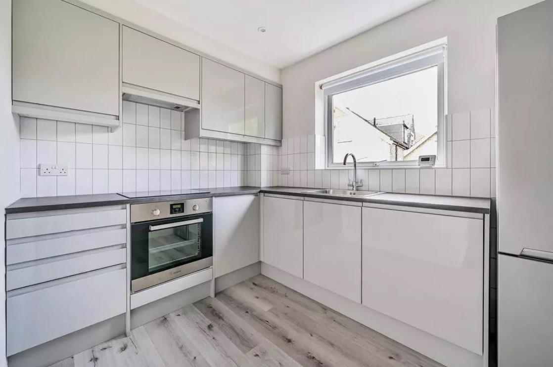 Flat Bromley Grove in Greater London