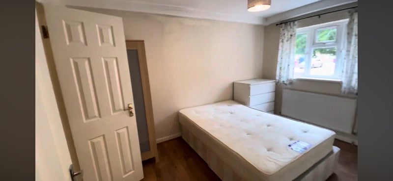 Room Ambassador Square in Greater London