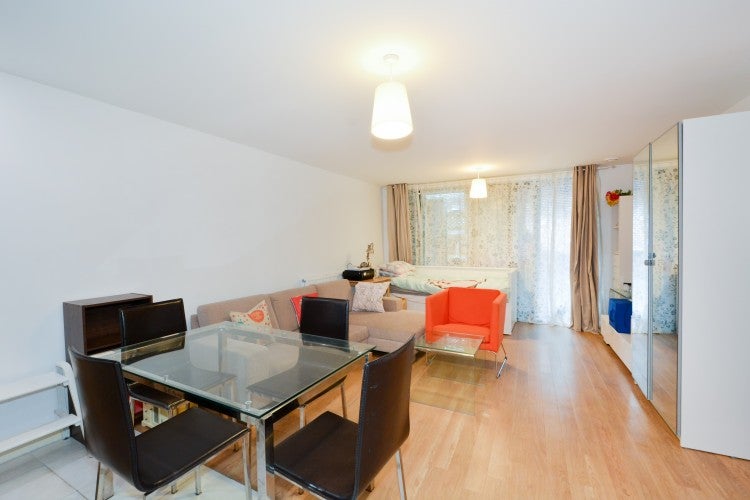 Flat Surrey Quays Road in Greater London
